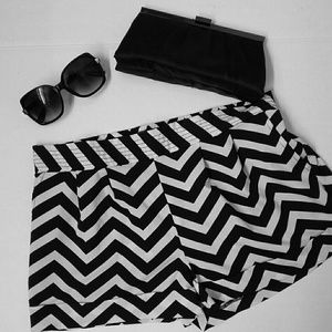 🌴MNK Dressy Striped Chevron Print Shorts